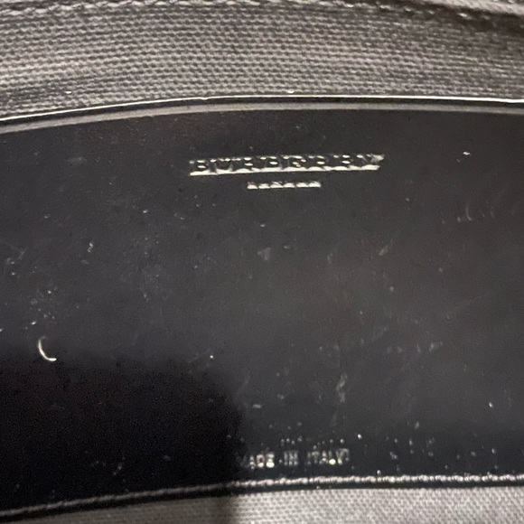 BURBERRY TOTE. FUN FLANNEL DESIGN INCLUDED FOR THE LOCK. Multiple pockets - Picture 7 of 10